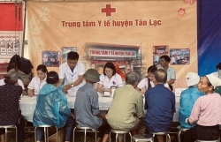 TTYT HUYỆN TÂN LẠC: KHÁM SỨC KHỎE CHO NGƯỜI CAO TUỔI