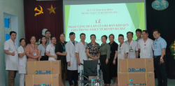TRAO TẶNG XE LĂN CHO TTYT HUYỆN ĐÀ BẮC