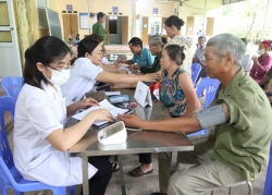 TTYT HUYỆN YÊN THỦY: KHÁM SỨC KHỎE MIỄN PHÍ CHO NGƯỜI DÂN