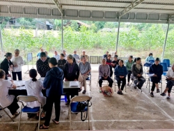 TTYT THÀNH PHỐ HÒA BÌNH TỔ CHỨC  KHÁM MẮT NHÂN ĐẠO CHO NGƯỜI DÂN