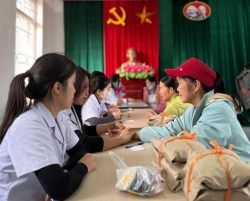 KHÁM, CẤP THUỐC MIỄN PHÍ CHO NGƯỜI DÂN CÓ HOÀN CẢNH KHÓ KHĂN