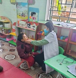 TRẠM Y TẾ XÃ TOÀN SƠN, ĐÀ BẮC TỔ CHỨC KHÁM SỨC KHỎE ĐỊNH KỲ CHO HỌC SINH