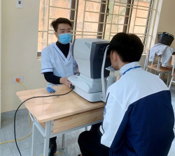 TTYT LẠC THỦY TỔ CHỨC KHÁM MẮT ĐỊNH KỲ CHO HỌC SINH