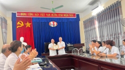 TẤM GƯƠNG NGƯỜI BÁC SỸ TẬN TỤY, MẪU MỰC